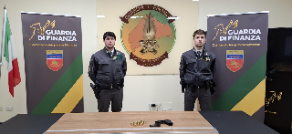 Ancona - 19enne sorpreso con pistola, minore aggredisce finanzieri: denunciati